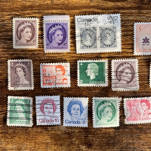 Lot 18 Vintage Canadian Queen Postage Stamps Used Off Paper Collector - Picture 2 of 7